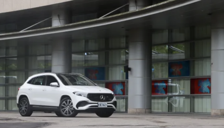 運動感點綴 Mercedes-Benz EQA 250+