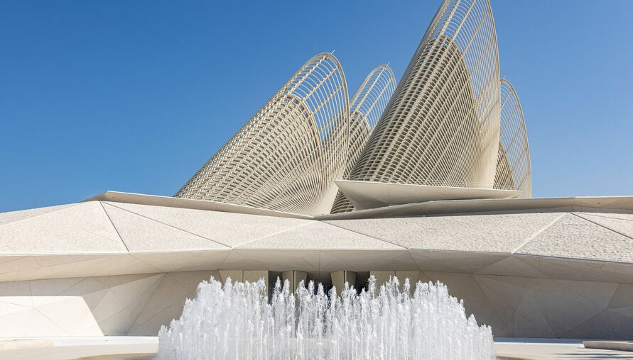 阿布達比扎耶德國家博物館Zayed National Museum，沙漠中的展翅獵鷹
